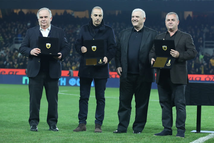 ΑΕΚ: Ο Μελισσανίδης βράβευσε τους Παππά, Χατζηϊωάννου και Σαραντίτη πριν το ματς με τον Άρη