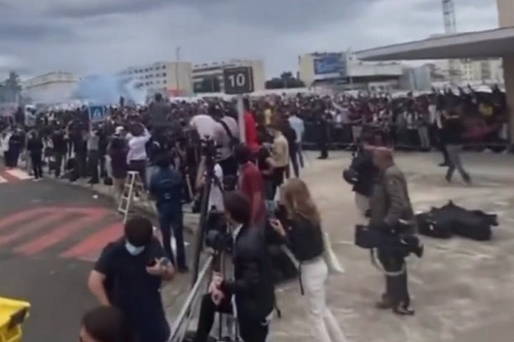 Μέσι: Αποθέωση από φιλάθλους στην επιστροφή του στο Παρίσι
