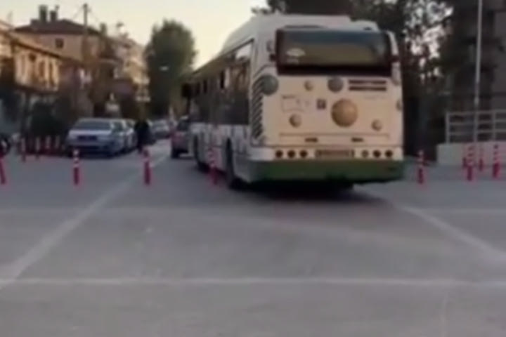 Η ΑΕΚ καταγγέλει μέσω VIDEO τον οδηγό λεωφορείου που γκρέμισε τα κολωνάκια μπροστά στην OPAP Arena