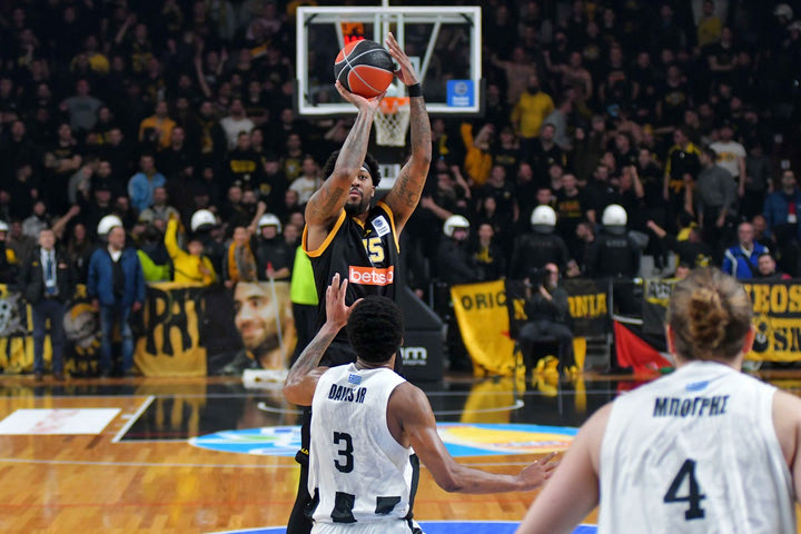 Απόλλωνας Πάτρας – ΑΕΚ 61-69: Ο Μάιλς ξανασυστήθηκε στη Basket League με μεγάλη εμφάνιση