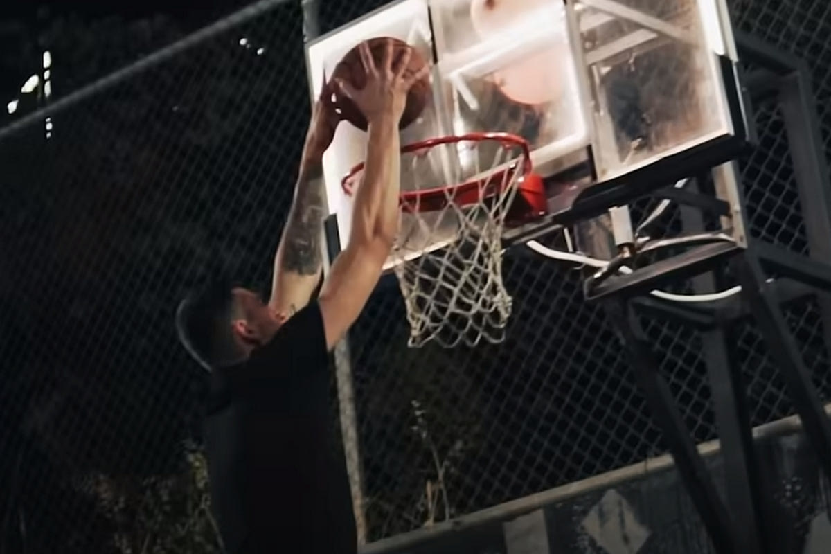 Ο Ντίνος Μήτογλου συμμετέχει στο νέο video clip του Light και του Khay Be