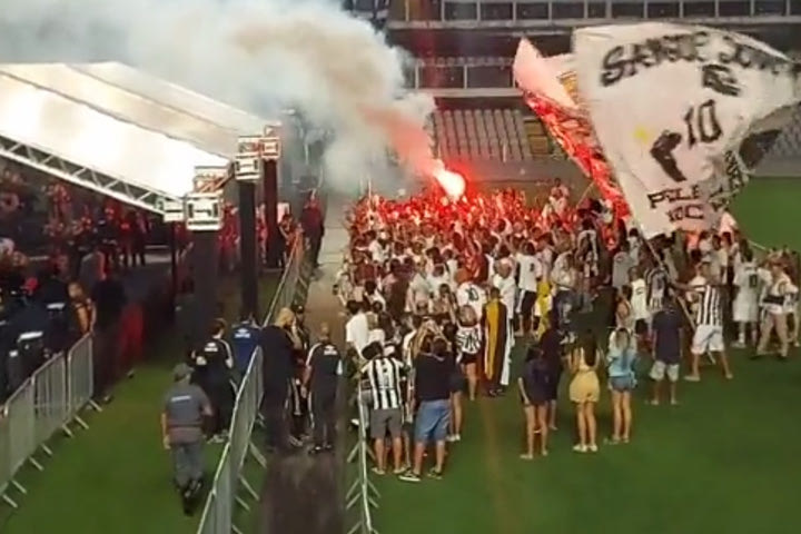 Πελέ: Το ξεχωριστό αντίο των οπαδών της Σάντος στον Βασιλιά