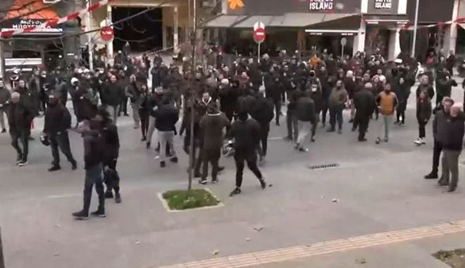 Συνθήματα από οπαδούς του Άρη έξω από τα δικαστήρια