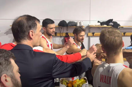 Ολυμπιακός: Ο παθιασμένος Παπανικολάου, η ατάκα του Μπαρτζώκα και τα συνθήματα στο αεροπλάνο