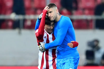 Ολυμπιακός: Αποθεώση του Πασχαλακή από οπαδούς για τις αποκρούσεις στο τέλος