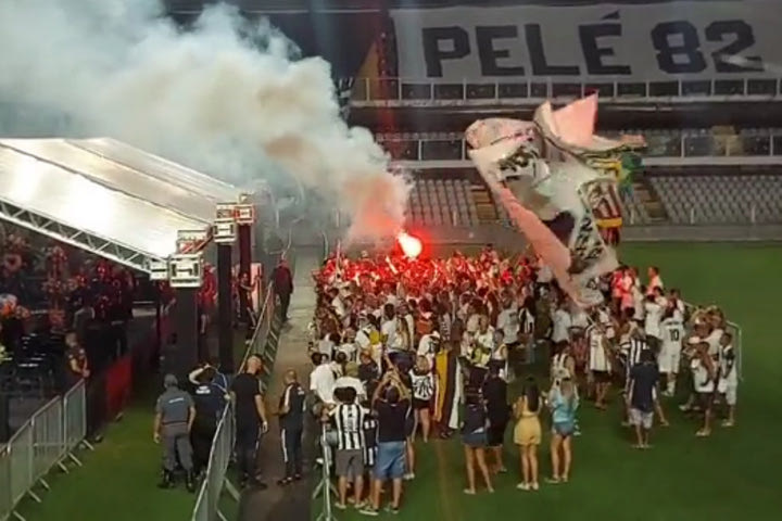 Πελέ: Φωτοβολίδες και συνθήματα από φιλάθλους της Σάντος δίπλα από το φέρετρο