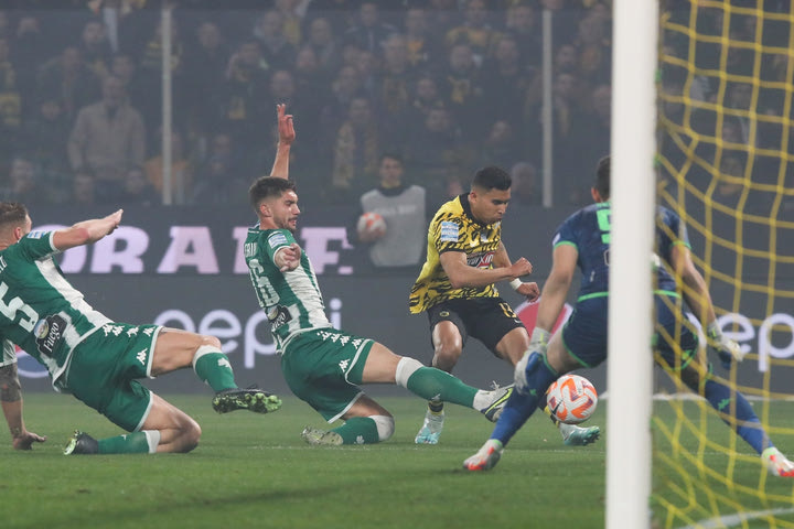 Το 1-0 της ΑΕΚ με το διαγώνιο σουτ του Πινέδα