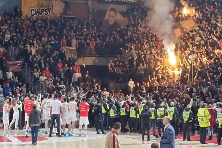 Οι φίλαθλοι του Ερυθρού Αστέρα συνέχισαν το τραγούδι και το χειροκρότημα, παρά την ήττα από την Παρτίζαν