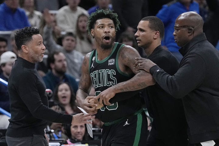 NBA: Ο έξαλλος Σμαρτ αποβλήθηκε και ο Ματσούλα μπήκε στη μέση για να τον καλμάρει