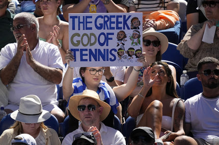 Τσιτσιπάς: “Ο Έλληνας Θεός του τένις”, απίθανο πλακάτ υποστηρίκτριας του Στέφανου