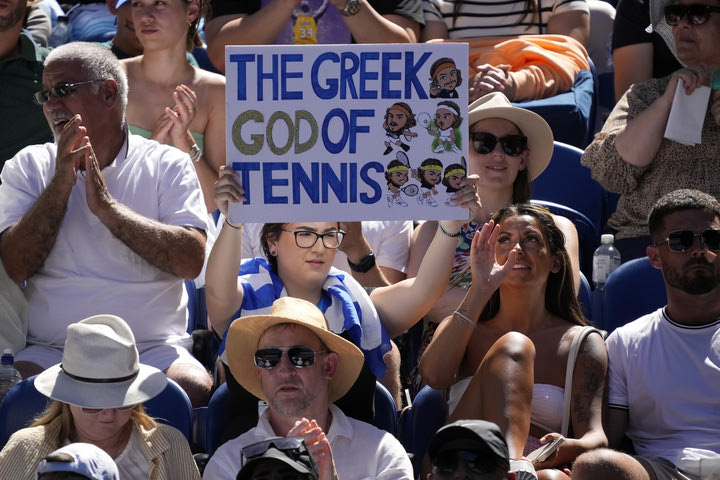 Τσιτσιπάς: “Ο Έλληνας Θεός του τένις”, απίθανο πλακάτ υποστηρίκτριας του Στέφανου