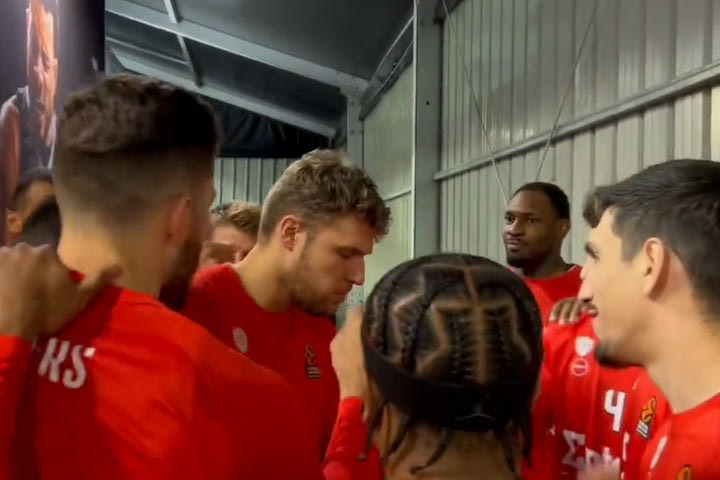 Αγνώριστος ο Βεζένκοβ στο pre-game ritual του Ολυμπιακού στη Μπολόνια