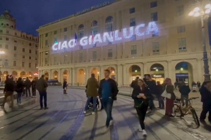 Τζανλούκα Βιάλι: Το συγκινητικό “αντίο” στην κεντρική πλατεία της Γένοβας