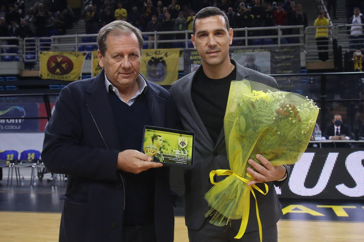 Η βράβευση του Νίκου Ζήση