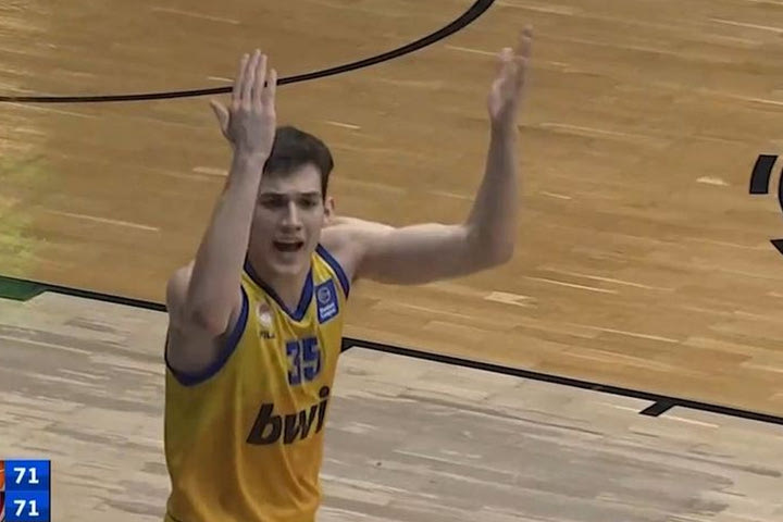 Περιστέρι bwin – Ολυμπιακός: Ο Ζούγρης κέρδισε το επιθετικό φάουλ από τον Μπλακ και πανηγύρισε έξαλλα