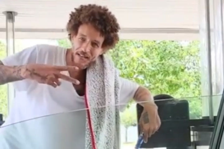 Ραγίζει καρδιές το νέο video με τον Ντελόντε Γουέστ: “Τα καταφέρνω μόνος μου”
