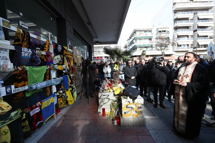 Άλκης Καμπανός: Πλήθος κόσμου στο τρισάγιο που τελέστηκε στη μνήμη του