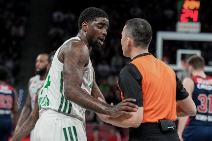 Παναθηναϊκός: Ο Ντουέιν Μπέικον απολογήθηκε για τη χειρονομία και το “f** you” στον κόσμο της Μπασκόνια