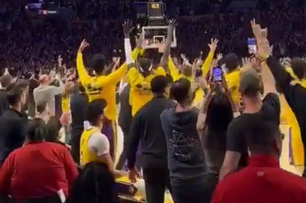 NBA: Ο Άντονι Ντέιβις έμεινε απαθής τη στιγμή που ο ΛεΜπρόν Τζέιμς έγραφε ιστορία