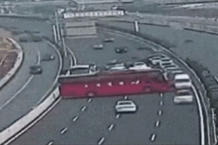 Η ΑΕΚ ανέβασε VIDEO με λεωφορείο που κάνει αναστροφή: “Μην τους κάνετε το χατίρι”