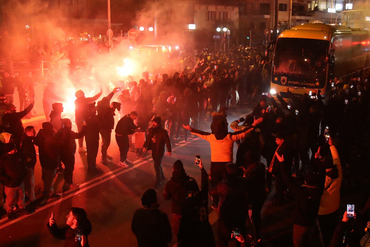ΑΕΚ – Ολυμπιακός: Αποθέωση της κιτρινόμαυρης αποστολής στην άφιξή της στην OPAP Arena