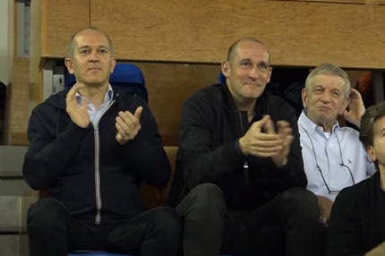 Ολυμπιακός: Η άλλη πλευρά της νίκης επί του Παναθηναϊκού και οι πανηγυρισμοί των αδελφών Αγγελόπουλων κατά την διάρκεια του αγώνα