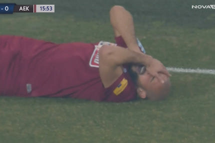 ΠΑΟΚ – ΑΕΚ: Διακόπηκε προσωρινά το ντέρμπι, κροτίδα έσκασε δίπλα στον Άμραμπατ