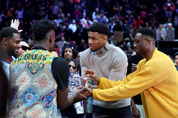 NBA All-Star Weekend: Χαμός με τους προπονητές Αντετοκούνμπο στο Celebrity Game, ο φακός του SPORT24 ήταν εκεί