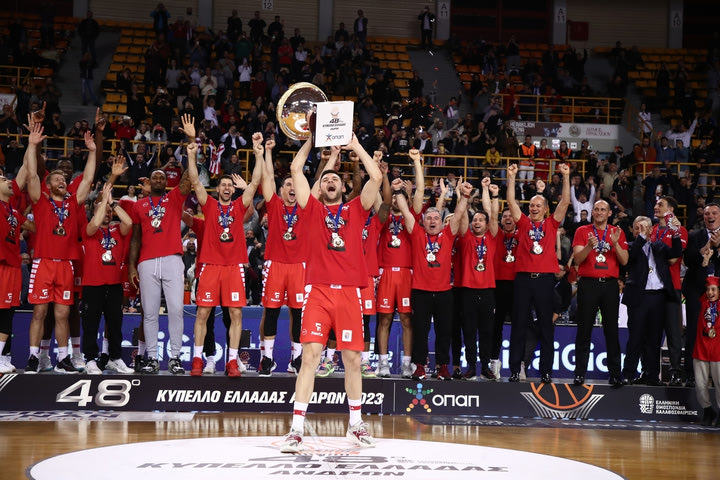 Ολυμπιακός: Η απονομή του τροπαίου στους ερυθρόλευκους