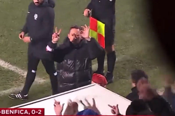 Αποβολή, μπουκάλι και… σκορ προς την κερκίδα από τον προπονητή της Μπενφίκα