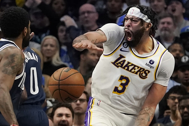 NBA: Απίστευτη ανατροπή των Λέικερς από το -27 στο Ντάλας με Ντέιβις, ΛεΜπρόν και νίκη με 111-108