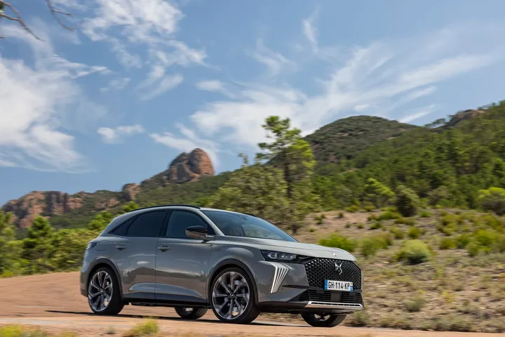 Ήρθε το νέο DS 7: Δείτε τις τιμές για όλες τις εκδόσεις