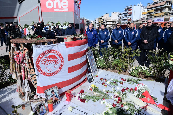 Ολυμπιακός: Πλήθος κόσμου στο “Καραϊσκάκης”, στο μνημόσυνο για τα θύματα της Θύρας 7