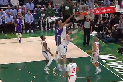 NBA: Ο Γιάννης Αντετοκούμπο πέρασε πάνω από τον Ζούμπατς για ένα τρομερό φόλοου κάρφωμα