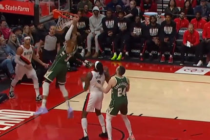 NBA: Ο Γιάννης Αντετοκούνμπο πάσαρε στον… εαυτό του και κάρφωσε στο καλάθι των Μπλέιζερς