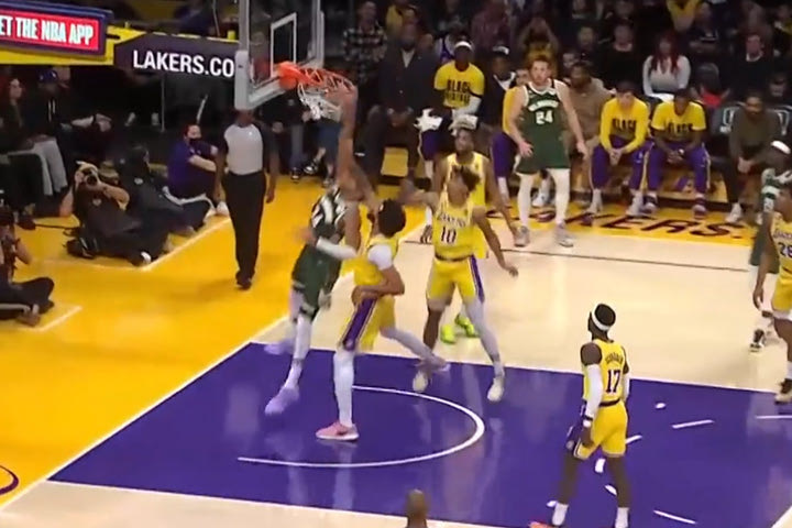 NBA, Γιάννης Αντετοκούνμπο: Οδοστρωτήρας ο “Greek Freak”, δεν… είδε καν τον Ντέιβις και κάρφωσε στο καλάθι των Λέικερς