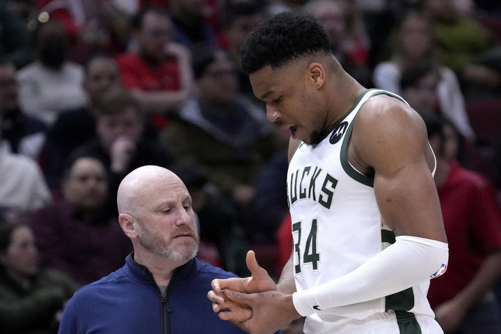 NBA, Γιάννης Αντετοκούνμπο: “Καθαρή” η ακτινογραφία στο χέρι του, αμφίβολος για το All Star Weekend