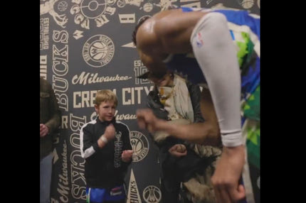 Ο Γιάννης Αντετοκούνμπο έχασε στο “πέτρα, ψαλίδι, χαρτί” και πλήρωσε με τα παπούτσια του