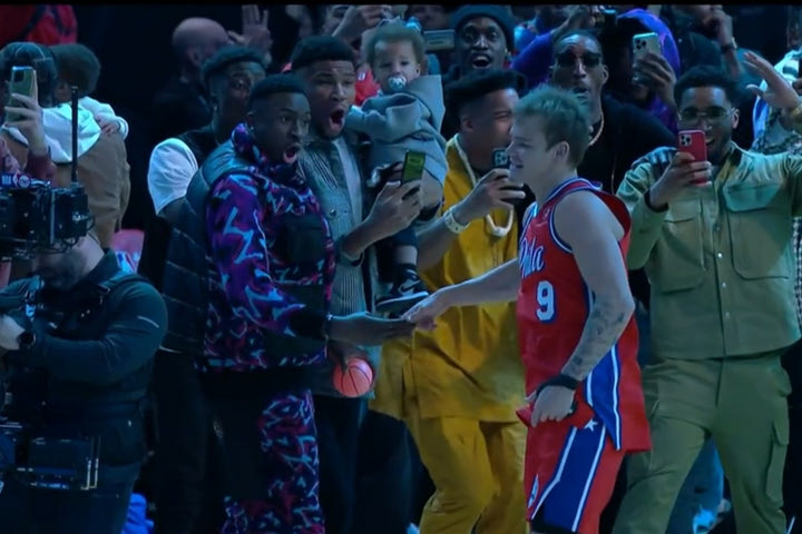 NBA All Star Weekend 2023: Οι απίθανες αντιδράσεις των αδελφών Αντετοκούνμπο στο κάρφωμα του ΜακΚλάνγκ και το high-5 με τον Θανάση