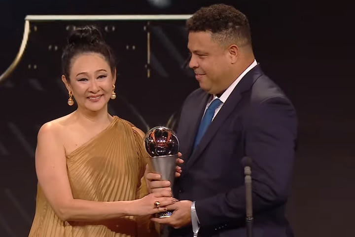 FIFA Best: Η χήρα του Πελέ παρέλαβε βραβείο από τον Ρονάλντο για να τιμηθεί η μνήμη του