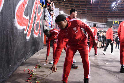 Ολυμπιακός – Εφές: Οι παίκτες των ερυθρόλευκων άφησαν λουλούδια στη μνήμη των θυμάτων της Θύρας 7