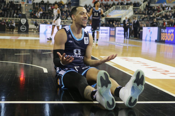 Κολοσσός: Δύο τεχνικές ποινές για flopping στα τελευταία δευτερόλεπτα με ΠΑΟΚ