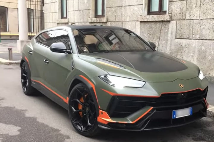 Ο Λαουτάρο Μαρτίνες με τη νέα, πολύ ιδιαίτερη Lamborghini του