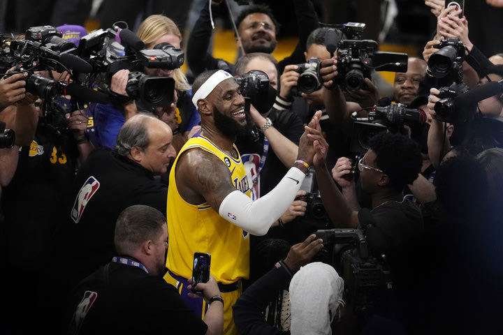NBA: Ο ΛεΜπρόν Τζέιμς έσπασε το ρεκόρ του Καρίμ Αμπντούλ-Τζαμπάρ, είναι ο πρώτος σκόρερ όλων των εποχών