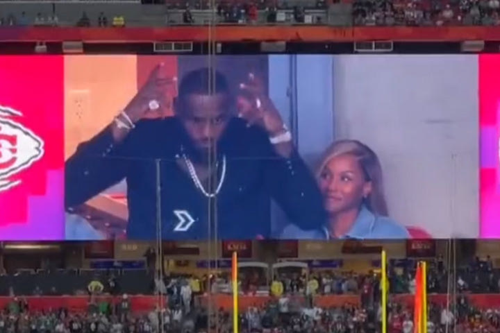 Super Bowl – ΛεΜπρόν Τζέιμς: Ο κόσμος τον αποδοκίμασε και απάντησε κάνοντας ότι φοράει το στέμμα του