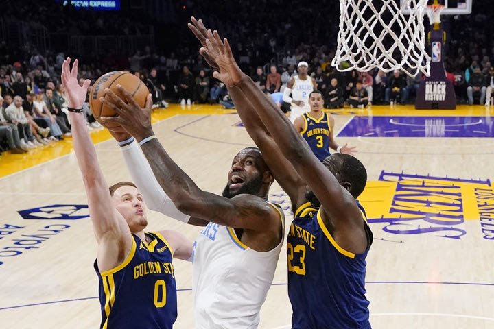 NBA: Οι Λέικερς υπέταξαν τους Γουόριορς που υποφέρουν μακριά από την έδρα τους, ασταμάτητος ο Μάρκανεν