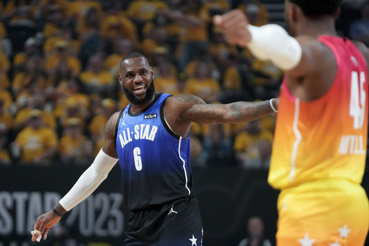 NBA All Star Game 2023: Ο ΛεΜπρόν Τζέιμς τραυματίστηκε στο χέρι και δεν αγωνίστηκε εκτός για το δεύτερο μέρος