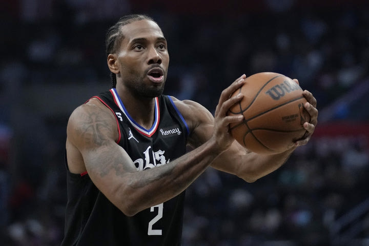 NBA, αποτελέσματα: Ανατροπή από το -19 των Κλίπερς στο Σικάγο με σούπερ Λέοναρντ, οι Χιτ επιβίωσαν στο Κλίβελαντ