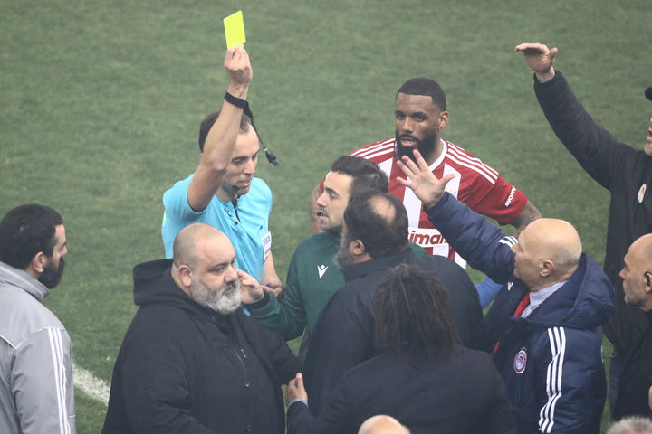 Ολυμπιακός – Παναθηναϊκός: Ο Μαρινάκης κατέβηκε στον αγωνιστικό χώρο και διαμαρτυρήθηκε στον διαιτητή, κίτρινη κάρτα τού έδειξε ο Πορτογάλος
