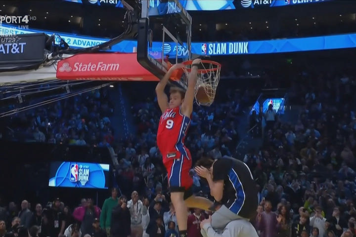 NBA All Star Weekend 2023, Dunk Contest: Απίθανο κάρφωμα από τον ΜακΚλάνγκ στην 1η του προσπάθεια, πέρασε πάνω από 2 ανθρώπους και κάρφωσε ανάποδα